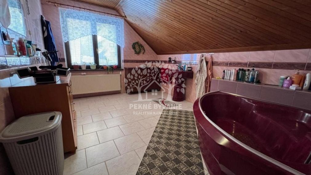 Na predaj: krásny kompletne zrekonštruovaný,priestranný dom v Brezne s 2 balkónmi,garážou,mur.domčekom.