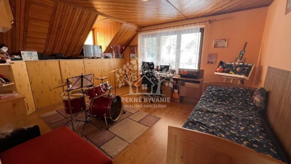 Na predaj: krásny kompletne zrekonštruovaný,priestranný dom v Brezne s 2 balkónmi,garážou,mur.domčekom.