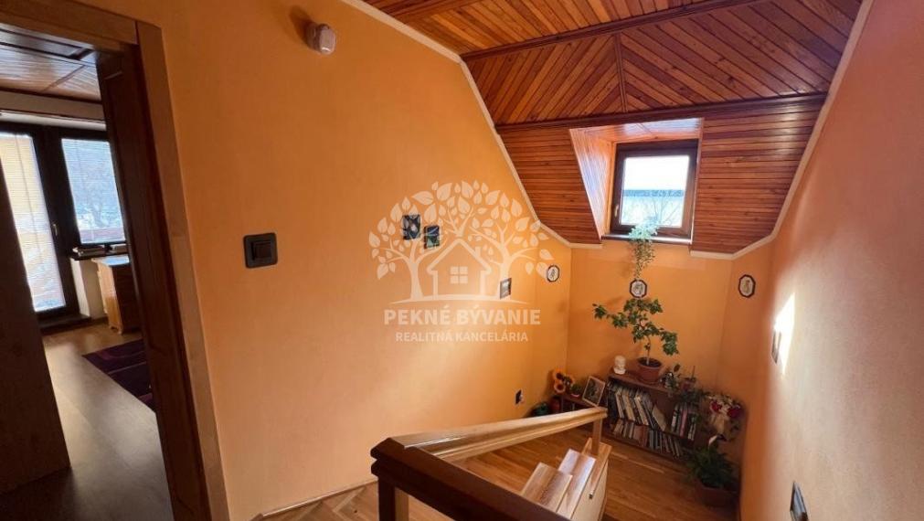 Na predaj: krásny kompletne zrekonštruovaný,priestranný dom v Brezne s 2 balkónmi,garážou,mur.domčekom.