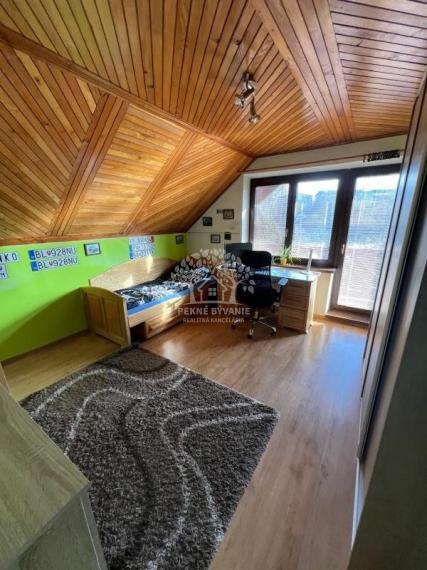 Na predaj: krásny kompletne zrekonštruovaný,priestranný dom v Brezne s 2 balkónmi,garážou,mur.domčekom.