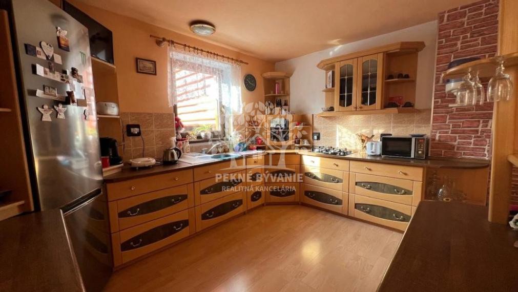 Na predaj: krásny kompletne zrekonštruovaný,priestranný dom v Brezne s 2 balkónmi,garážou,mur.domčekom.