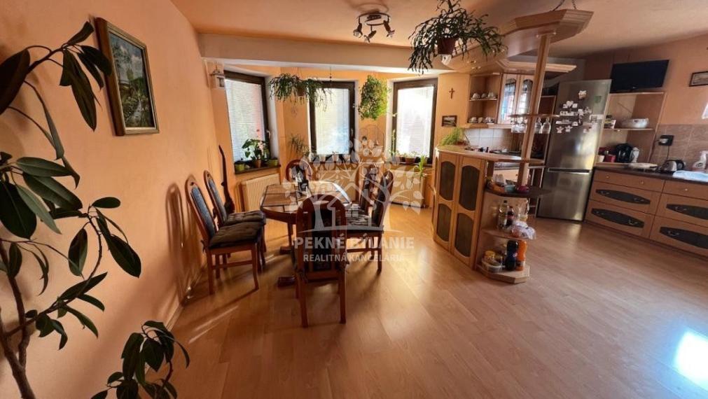 Na predaj: krásny kompletne zrekonštruovaný,priestranný dom v Brezne s 2 balkónmi,garážou,mur.domčekom.