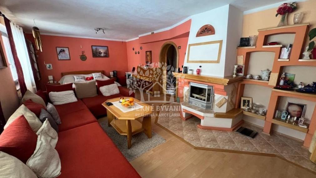 Na predaj: krásny kompletne zrekonštruovaný,priestranný dom v Brezne s 2 balkónmi,garážou,mur.domčekom.