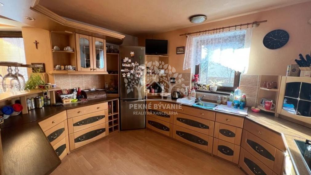 Na predaj: krásny kompletne zrekonštruovaný,priestranný dom v Brezne s 2 balkónmi,garážou,mur.domčekom.