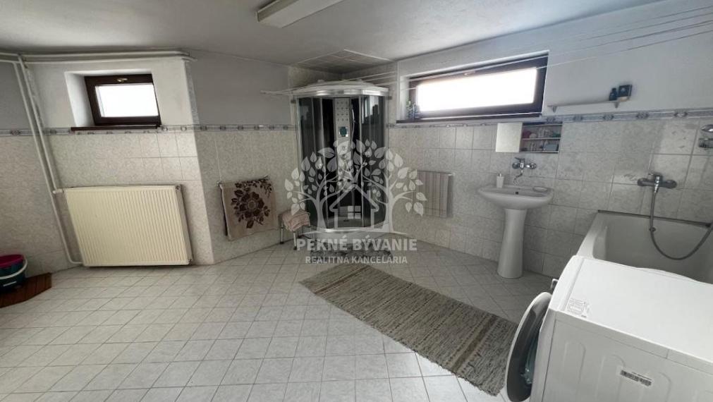 Na predaj: krásny kompletne zrekonštruovaný,priestranný dom v Brezne s 2 balkónmi,garážou,mur.domčekom.