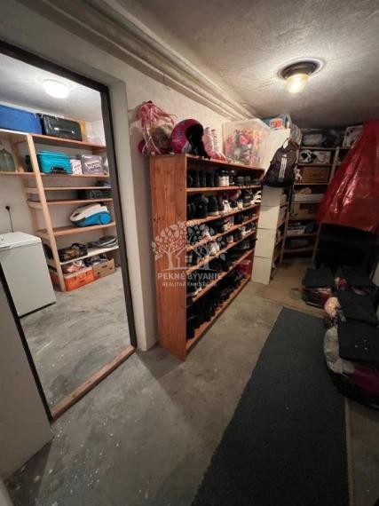 Na predaj: krásny kompletne zrekonštruovaný,priestranný dom v Brezne s 2 balkónmi,garážou,mur.domčekom.