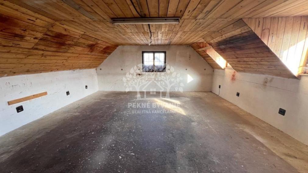 Na predaj: krásny kompletne zrekonštruovaný,priestranný dom v Brezne s 2 balkónmi,garážou,mur.domčekom.