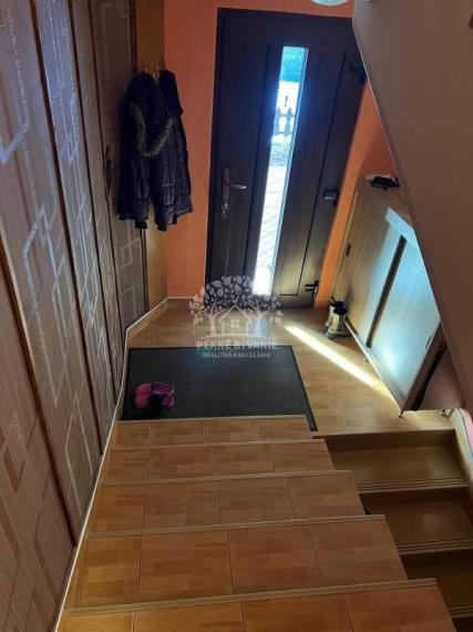 Na predaj: krásny kompletne zrekonštruovaný,priestranný dom v Brezne s 2 balkónmi,garážou,mur.domčekom.