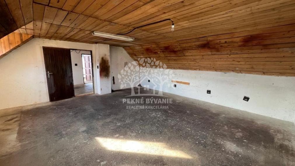 Na predaj: krásny kompletne zrekonštruovaný,priestranný dom v Brezne s 2 balkónmi,garážou,mur.domčekom.