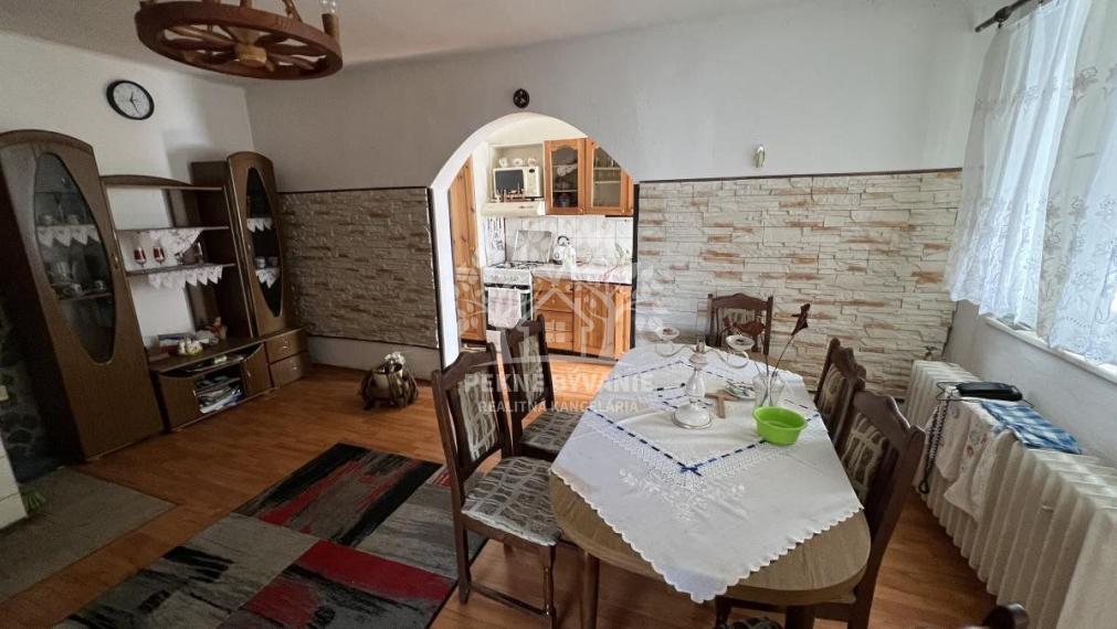 ZNÍŽENÁ SUMA: RODINNÝ DOMA S DREVENIČKOU NA JEDNOM POZEMKU V PÔVODNOM STAVE, POHORELÁ