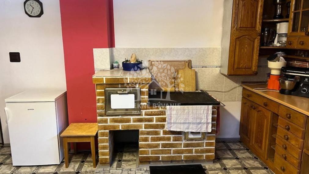 Na predaj: krásny kompletne zrekonštruovaný,priestranný dom v Brezne s 2 balkónmi,garážou,mur.domčekom.