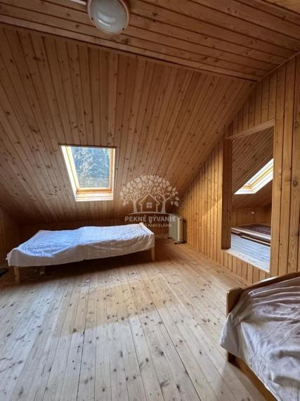 VKUSNE REKONŠTRUOVANÁ S CITOM ZARIADENÁ SLNKOM ZALIATA CHATA NA LV RODINNÝ DOM JARABÁ - KAMEROVÝ DOHĽAD