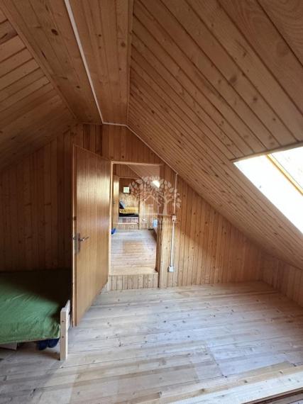 VKUSNE REKONŠTRUOVANÁ S CITOM ZARIADENÁ SLNKOM ZALIATA CHATA NA LV RODINNÝ DOM JARABÁ - KAMEROVÝ DOHĽAD