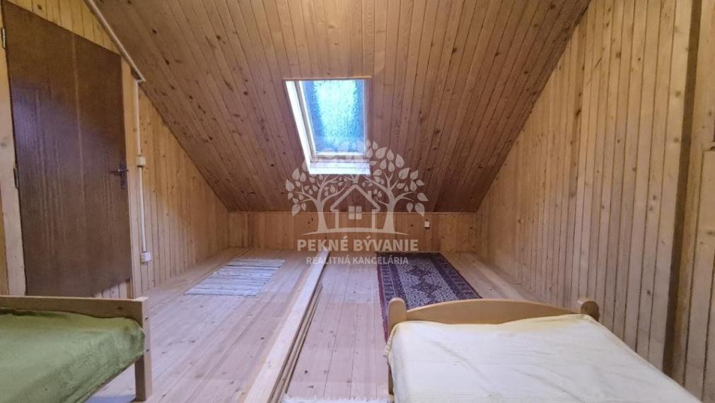 VKUSNE REKONŠTRUOVANÁ S CITOM ZARIADENÁ SLNKOM ZALIATA CHATA NA LV RODINNÝ DOM JARABÁ - KAMEROVÝ DOHĽAD