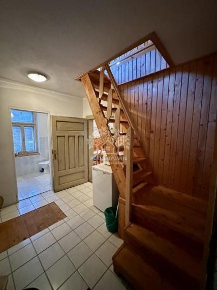 VKUSNE REKONŠTRUOVANÁ S CITOM ZARIADENÁ SLNKOM ZALIATA CHATA NA LV RODINNÝ DOM JARABÁ - KAMEROVÝ DOHĽAD