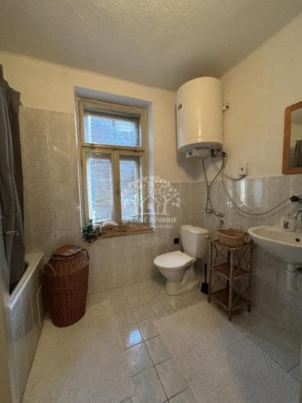 VKUSNE REKONŠTRUOVANÁ S CITOM ZARIADENÁ SLNKOM ZALIATA CHATA NA LV RODINNÝ DOM JARABÁ - KAMEROVÝ DOHĽAD