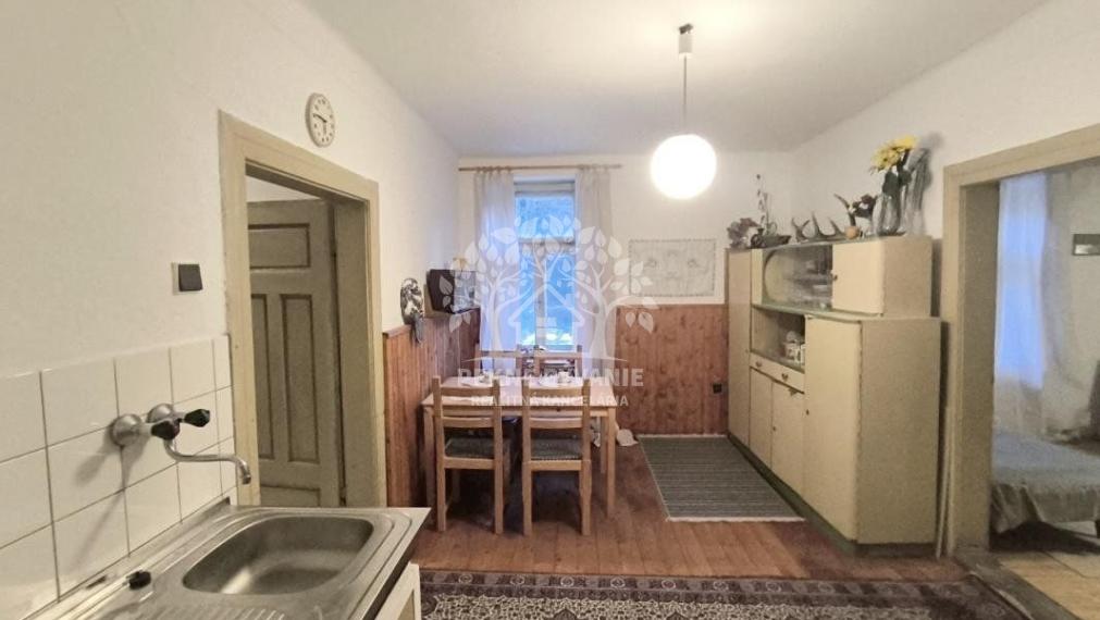 VKUSNE REKONŠTRUOVANÁ S CITOM ZARIADENÁ SLNKOM ZALIATA CHATA NA LV RODINNÝ DOM JARABÁ - KAMEROVÝ DOHĽAD