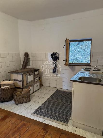 VKUSNE REKONŠTRUOVANÁ S CITOM ZARIADENÁ SLNKOM ZALIATA CHATA NA LV RODINNÝ DOM JARABÁ - KAMEROVÝ DOHĽAD