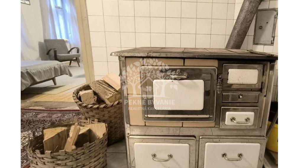 VKUSNE REKONŠTRUOVANÁ S CITOM ZARIADENÁ SLNKOM ZALIATA CHATA NA LV RODINNÝ DOM JARABÁ - KAMEROVÝ DOHĽAD