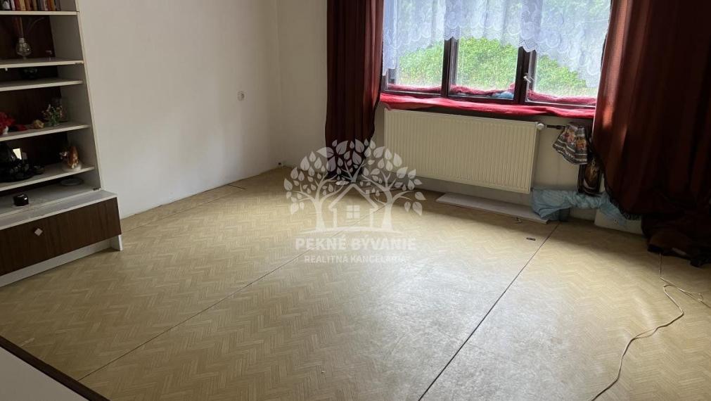 ZNÍŽENÁ CENA: Na predaj veľký dvojgeneračný rodinný dom v obci Hiadeľ