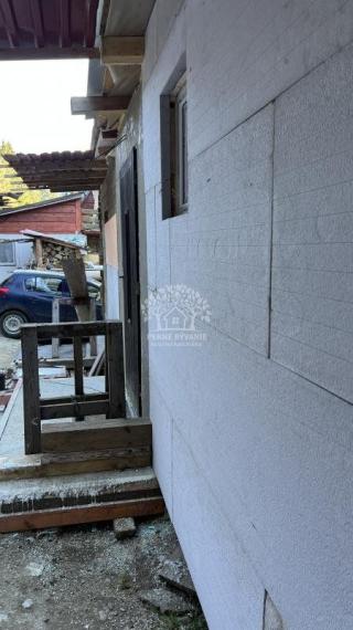 NA PREDAJ : RODINNÝ DOMČEK  A  MOBILNÝ DOM NA JEDNOM POZEMKU V PODBREZOVEJ