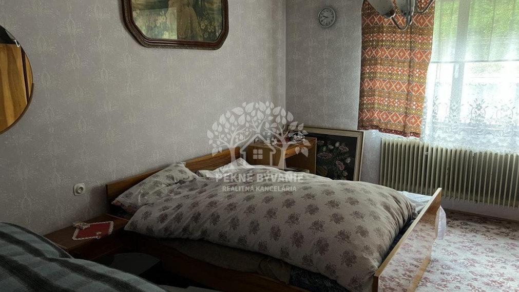 ZNÍŽENÁ CENA: Na predaj veľký dvojgeneračný rodinný dom v obci Hiadeľ