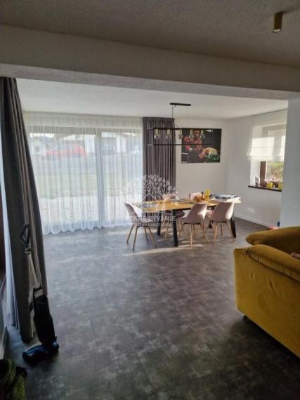 Skolaudovaná novostavba, nová terasa, nový plot nová skalka