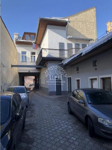 V priamom centre Brezna ponúkame na predaj polyfukčnú budovu