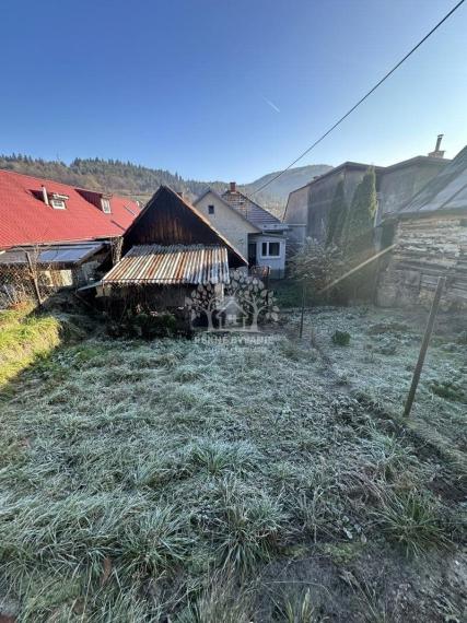 Ponúkame na predaj starší bungalov v Brusne