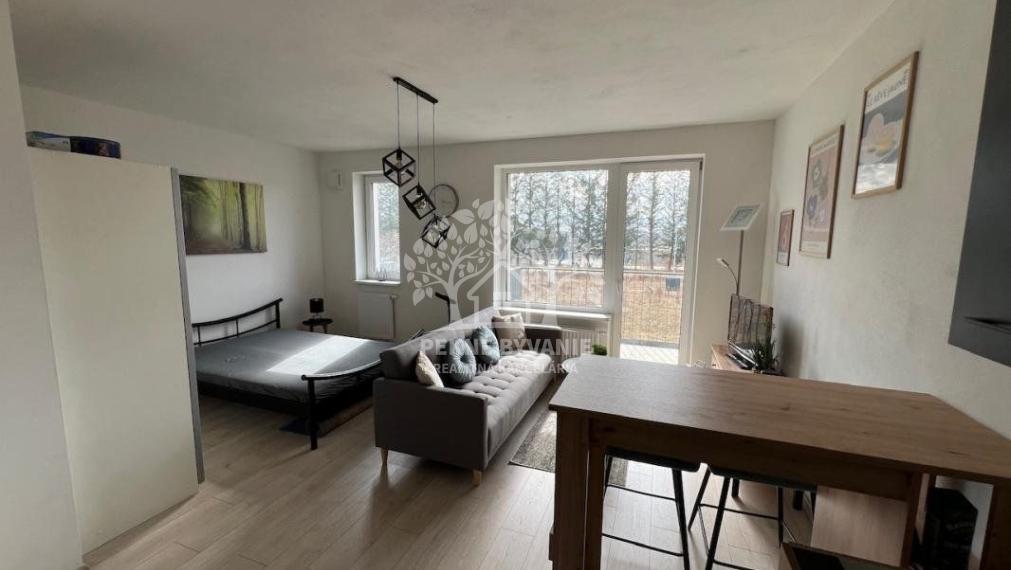 Prenájom: 1 izbový byt s kompletným zariadením, balkónom,parkovacím miestom v Brezne-Kasárne