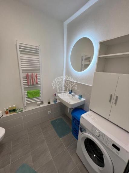 Prenájom: 1 izbový byt s kompletným zariadením, balkónom,parkovacím miestom v Brezne-Kasárne