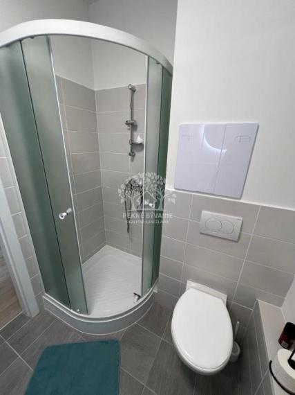 Prenájom: 1 izbový byt s kompletným zariadením, balkónom,parkovacím miestom v Brezne-Kasárne