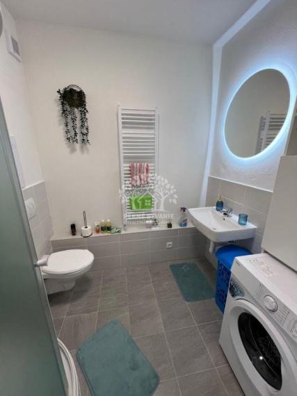 Prenájom: 1 izbový byt s kompletným zariadením, balkónom,parkovacím miestom v Brezne-Kasárne