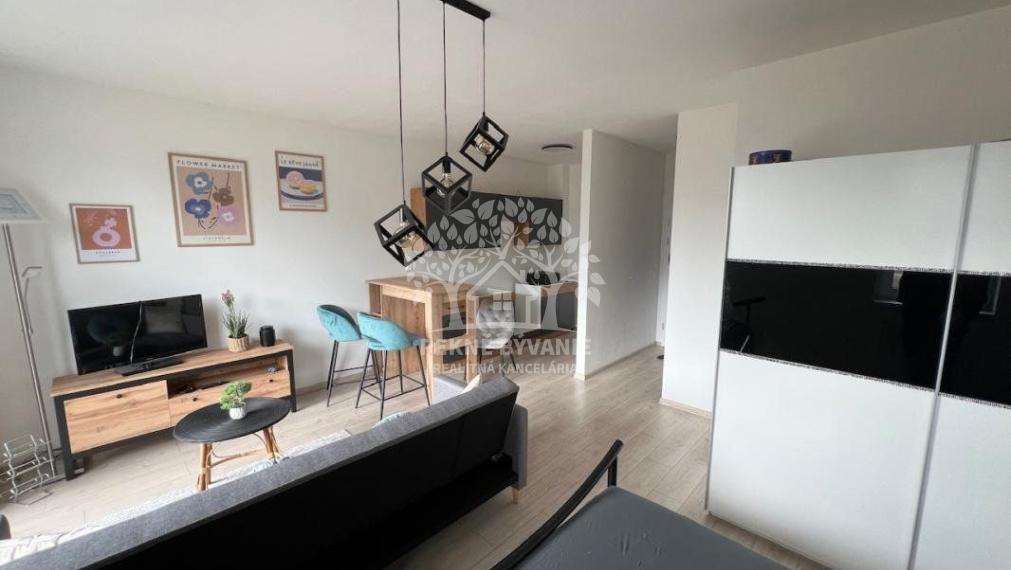 Prenájom: 1 izbový byt s kompletným zariadením, balkónom,parkovacím miestom v Brezne-Kasárne