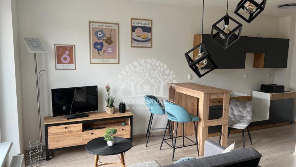 Prenájom: 1 izbový byt s kompletným zariadením, balkónom,parkovacím miestom v Brezne-Kasárne