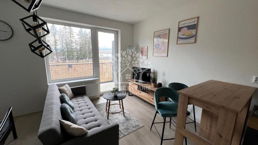 Prenájom: 1 izbový byt s kompletným zariadením, balkónom,parkovacím miestom v Brezne-Kasárne