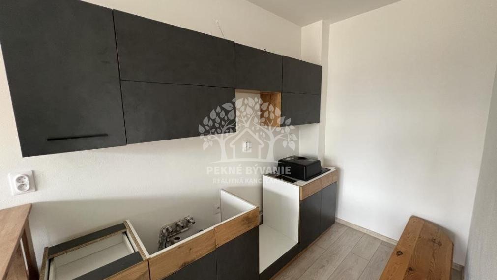 Prenájom: 1 izbový byt s kompletným zariadením, balkónom,parkovacím miestom v Brezne-Kasárne