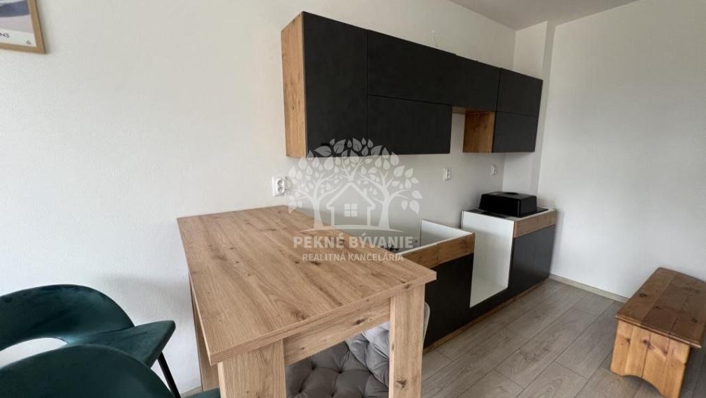 Prenájom: 1 izbový byt s kompletným zariadením, balkónom,parkovacím miestom v Brezne-Kasárne