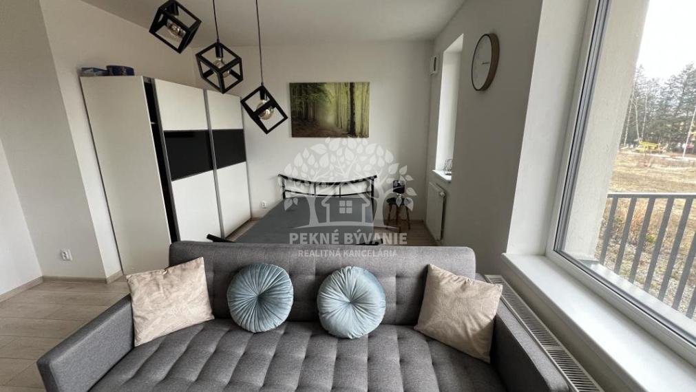 Prenájom: 1 izbový byt s kompletným zariadením, balkónom,parkovacím miestom v Brezne-Kasárne