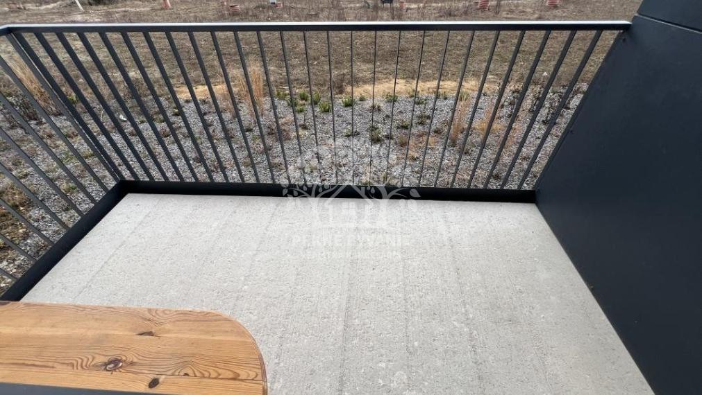 Prenájom: 1 izbový byt s kompletným zariadením, balkónom,parkovacím miestom v Brezne-Kasárne