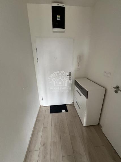 Prenájom: 1 izbový byt s kompletným zariadením, balkónom,parkovacím miestom v Brezne-Kasárne