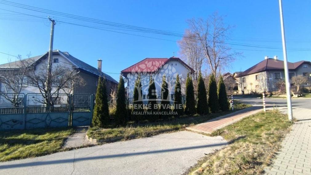 RODINNÝ DOM SO SAUNOU GARÁŽOU VONKAJŠÍM A VNÚTORNÝM KRBOM,DOMČEKOM PRE DETI POLOMKA HOREHRONIE V BLÍZKOSTI LYŽIARSKEHO VLEKU