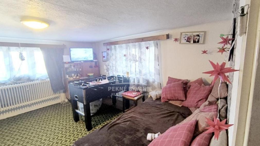 RODINNÝ DOM SO SAUNOU GARÁŽOU VONKAJŠÍM A VNÚTORNÝM KRBOM,DOMČEKOM PRE DETI POLOMKA HOREHRONIE V BLÍZKOSTI LYŽIARSKEHO VLEKU