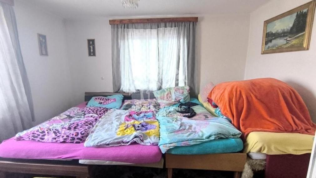 RODINNÝ DOM SO SAUNOU GARÁŽOU VONKAJŠÍM A VNÚTORNÝM KRBOM,DOMČEKOM PRE DETI POLOMKA HOREHRONIE V BLÍZKOSTI LYŽIARSKEHO VLEKU