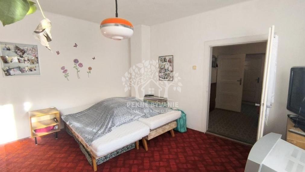 RODINNÝ DOM SO SAUNOU GARÁŽOU VONKAJŠÍM A VNÚTORNÝM KRBOM,DOMČEKOM PRE DETI POLOMKA HOREHRONIE V BLÍZKOSTI LYŽIARSKEHO VLEKU