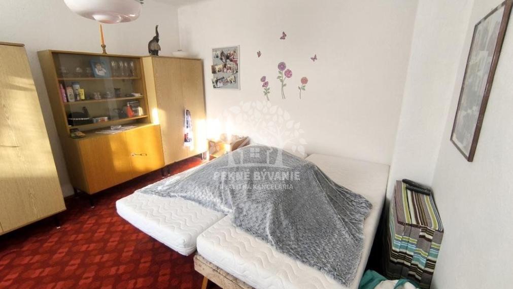 RODINNÝ DOM SO SAUNOU GARÁŽOU VONKAJŠÍM A VNÚTORNÝM KRBOM,DOMČEKOM PRE DETI POLOMKA HOREHRONIE V BLÍZKOSTI LYŽIARSKEHO VLEKU