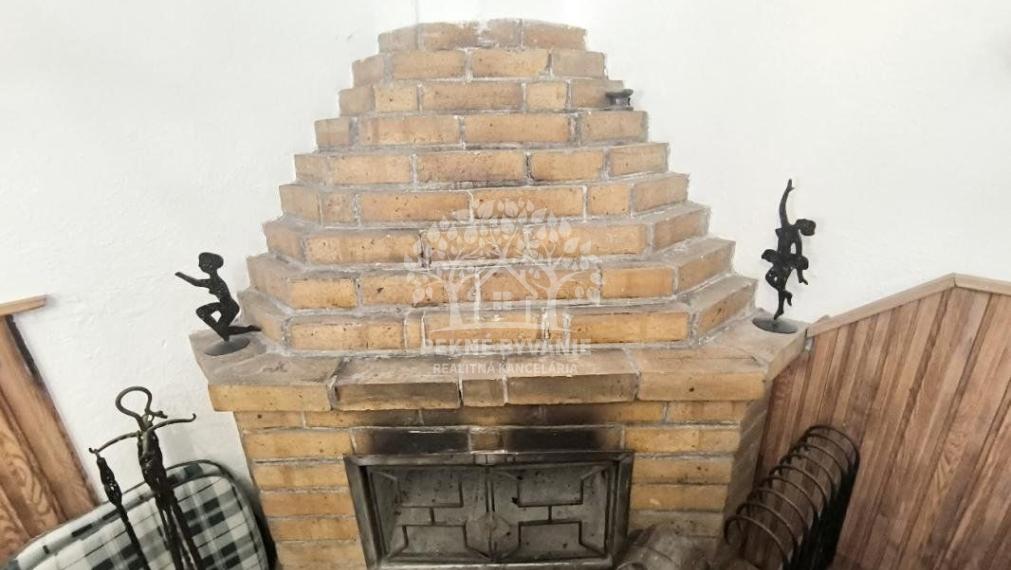 RODINNÝ DOM SO SAUNOU GARÁŽOU VONKAJŠÍM A VNÚTORNÝM KRBOM,DOMČEKOM PRE DETI POLOMKA HOREHRONIE V BLÍZKOSTI LYŽIARSKEHO VLEKU