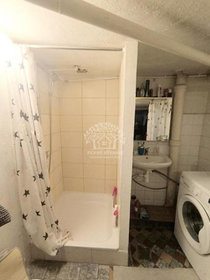 RODINNÝ DOM SO SAUNOU GARÁŽOU VONKAJŠÍM A VNÚTORNÝM KRBOM,DOMČEKOM PRE DETI POLOMKA HOREHRONIE V BLÍZKOSTI LYŽIARSKEHO VLEKU