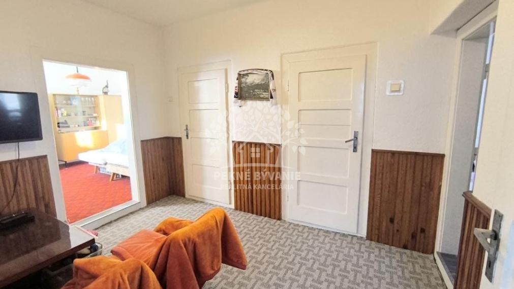 RODINNÝ DOM SO SAUNOU GARÁŽOU VONKAJŠÍM A VNÚTORNÝM KRBOM,DOMČEKOM PRE DETI POLOMKA HOREHRONIE V BLÍZKOSTI LYŽIARSKEHO VLEKU