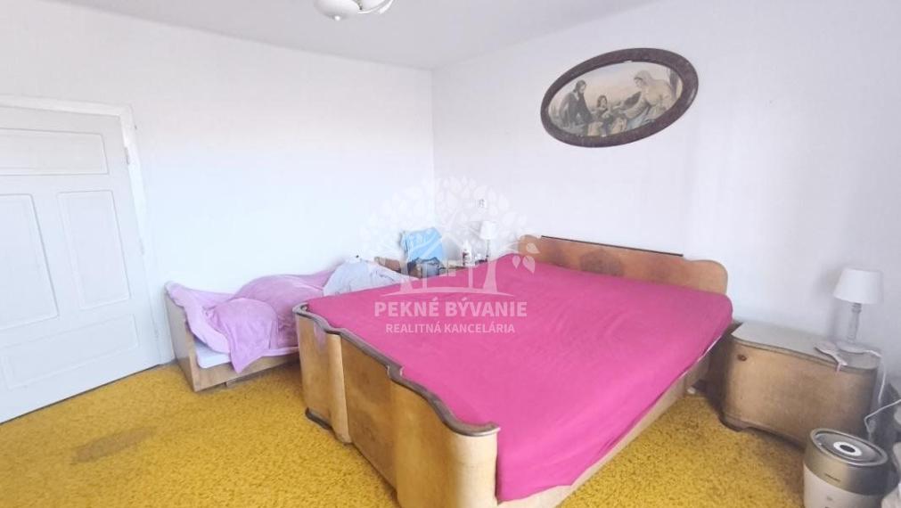 RODINNÝ DOM SO SAUNOU GARÁŽOU VONKAJŠÍM A VNÚTORNÝM KRBOM,DOMČEKOM PRE DETI POLOMKA HOREHRONIE V BLÍZKOSTI LYŽIARSKEHO VLEKU